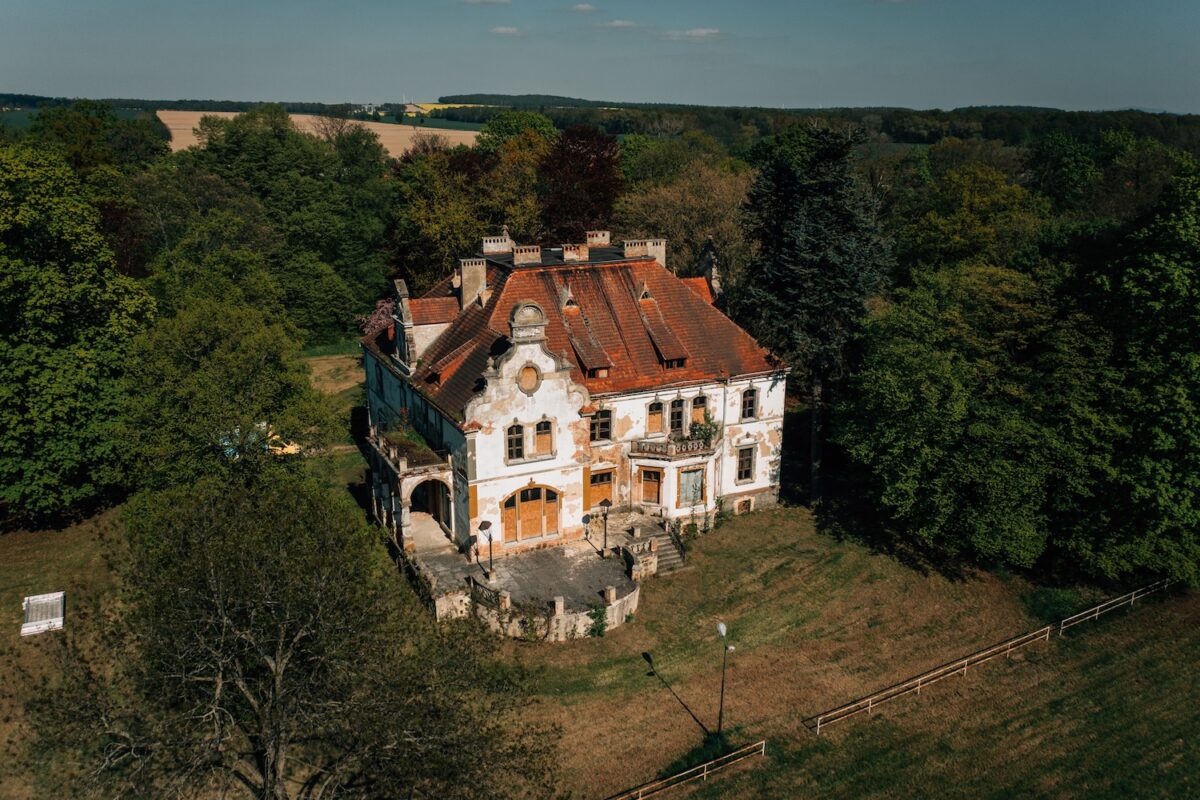 widok pałacu w Targoszynie z drona