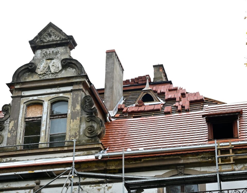 renowacja zabytków pałac w Targoszynie dach w trakcie remontu