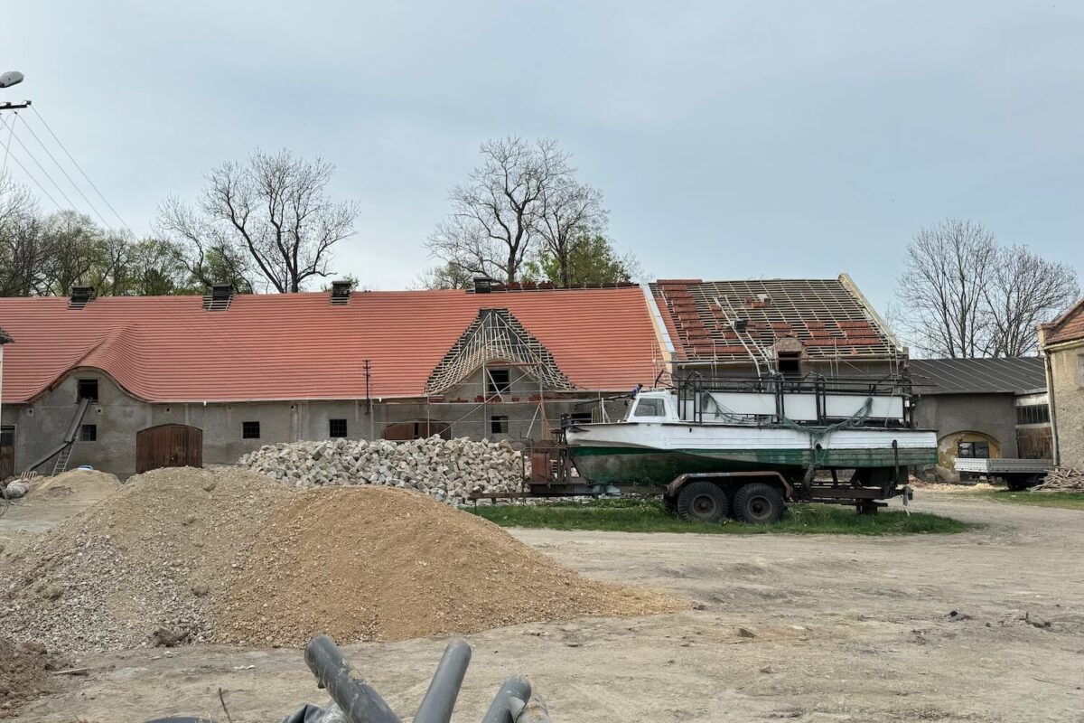 stara stodoła w Targoszynie w trakcie remontu