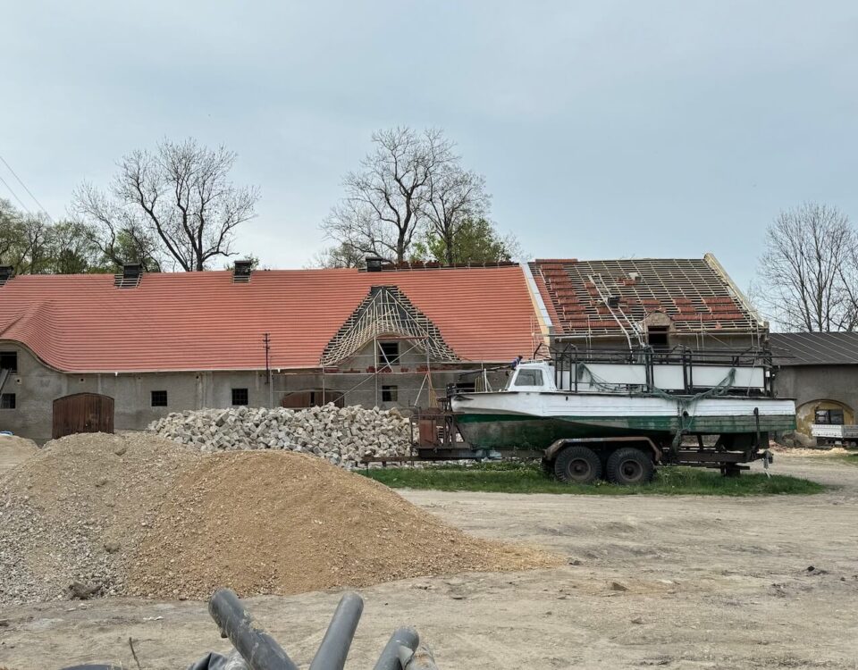 stara stodoła w Targoszynie w trakcie remontu
