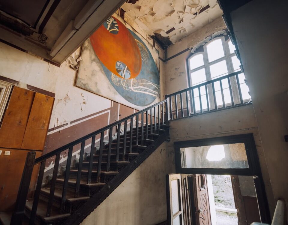 wnętrze pałacu w targoszynie z dużym oknem co to jest neuroarchitektura