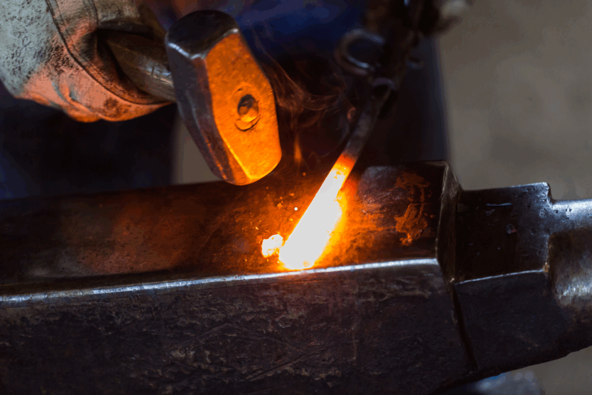 kuźnia wiejska młot kowalski w trakcie pracy