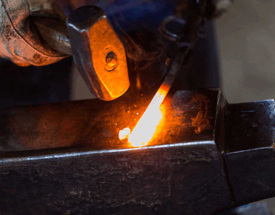 kuźnia wiejska młot kowalski w trakcie pracy