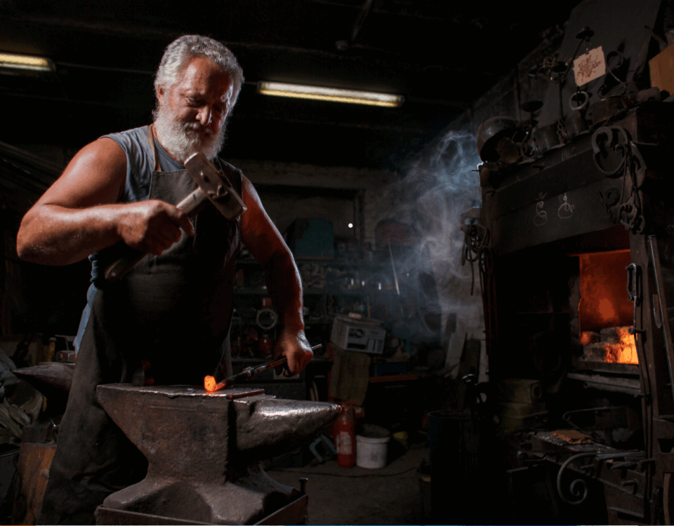 kowal w kuźni