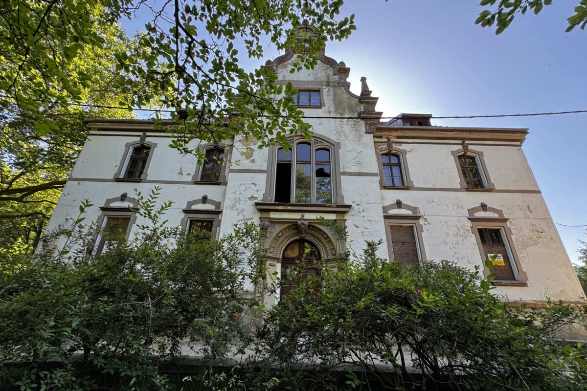 pałac w Targoszynie widok od frontu