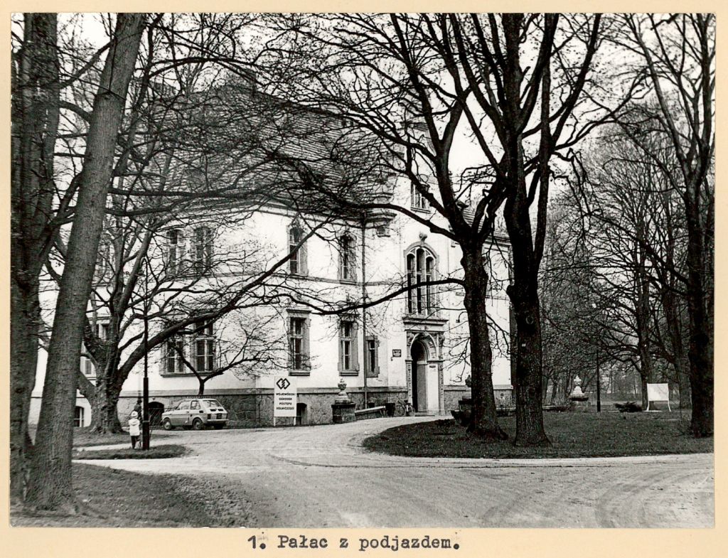 pałac w Targoszynie widok od strony wjazdu